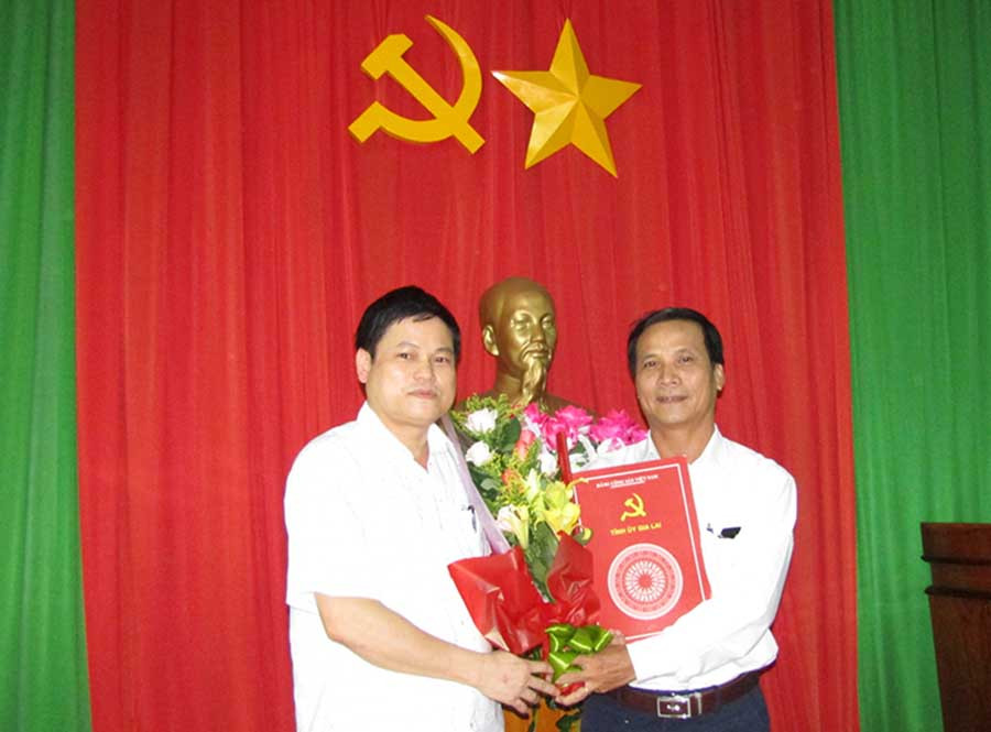  Trưởng Ban Tổ chức Tỉnh ủy (trái) trao quyết định của Ban Thường vụ Tỉnh ủy cho đồng chí Nguyễn Như Trình. Ảnh: T.N