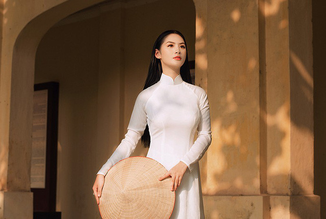 Bên cạnh đó, Phương Anh cũng có khả năng sử dụng thành thạo Tiếng Anh  Bên cạnh đó, Phương Anh cũng có khả năng sử dụng thành thạo Tiếng Anh