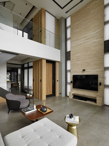 Thanh gỗ làm kệ tivi kéo dài theo chiều dọc của hai tầng. Thanh gỗ làm kệ tivi kéo dài theo chiều dọc của hai tầng.