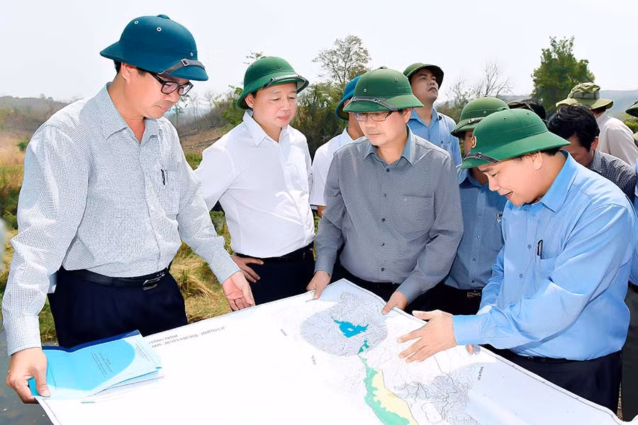 Phó Thủ tướng Chính phủ Nguyễn Xuân Phúc (nay là Thủ tướng Chính phủ) thăm khu vực dự kiến xây dựng hồ thủy lợi Plei Thơ Ga năm 2016. Ảnh: ĐỨC THỤY