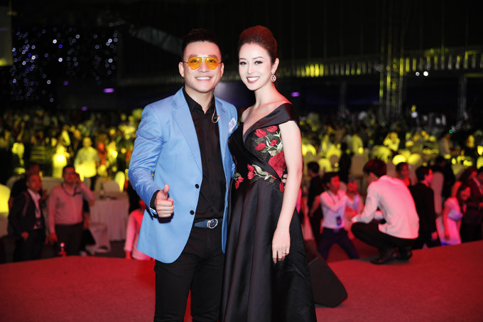 Ca sĩ Tuấn Hưng cũng biểu diễn trong sự kiện. Khi hội ngộ Jennifer Phạm, anh vui vẻ ôm eo người đẹp để chụp hình kỷ niệm. Ca sĩ Tuấn Hưng cũng biểu diễn trong sự kiện. Khi hội ngộ Jennifer Phạm, anh vui vẻ ôm eo người đẹp để chụp hình kỷ niệm.