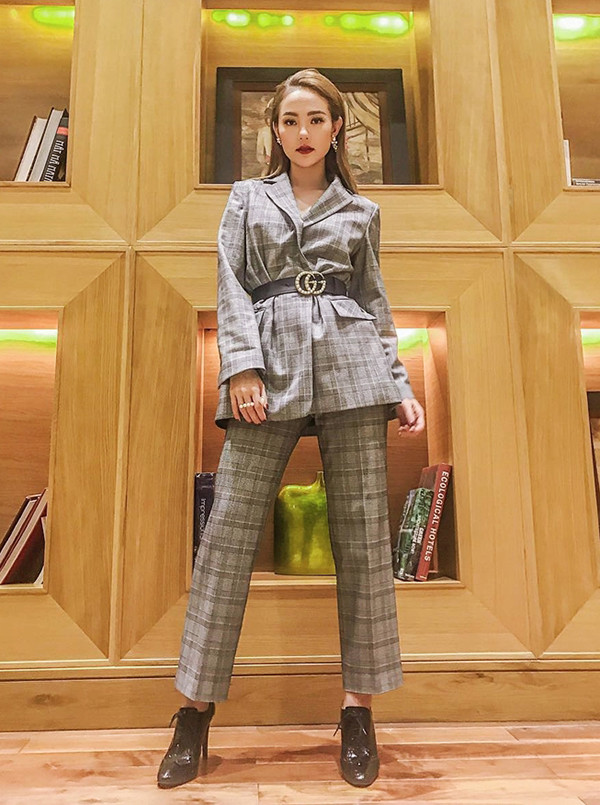 Diện suit kẻ sọc ca rô đi kèm dây lưng là mốt đang được các tín đồ thời trang thế giới yêu thích. Minh Hằng nhanh chóng cập nhật xu hướng mới.