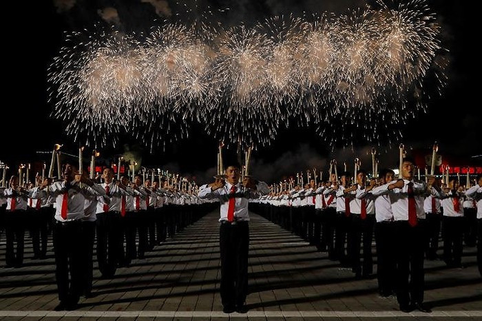 Pháo hoa màu trắng trên nền trời đen.