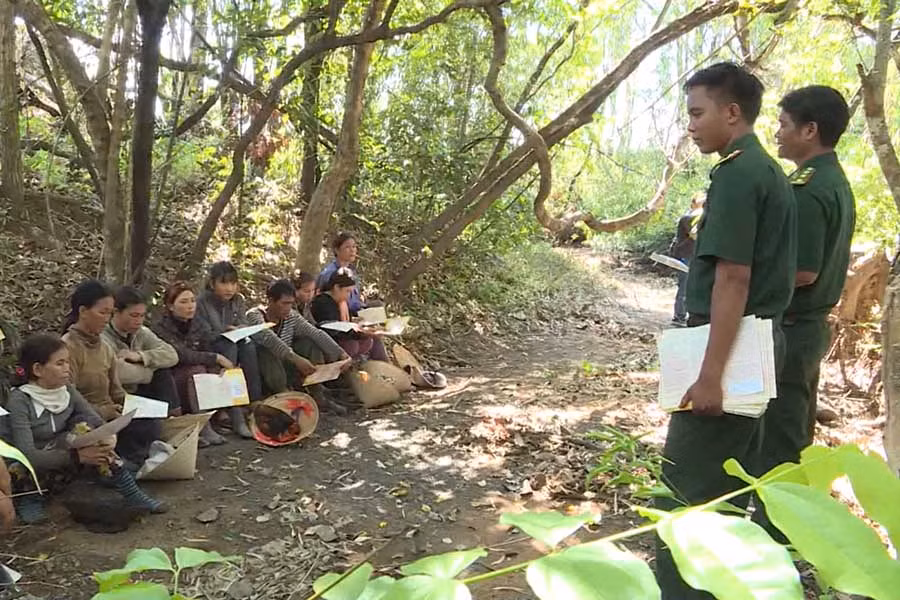 Cán bộ Đồn Biên phòng Ia Mơr tuyên truyền pháp luật cho các lao động tự do. Ảnh: Vĩnh Hoàng