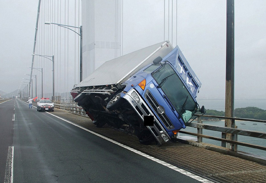 Gió lớn “quật” nghiêng cả xe tải tại Sakade. Ảnh: AFP