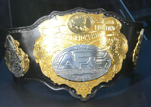 mề đai dây lưng lấp lánh vàng. Ảnh: T.T