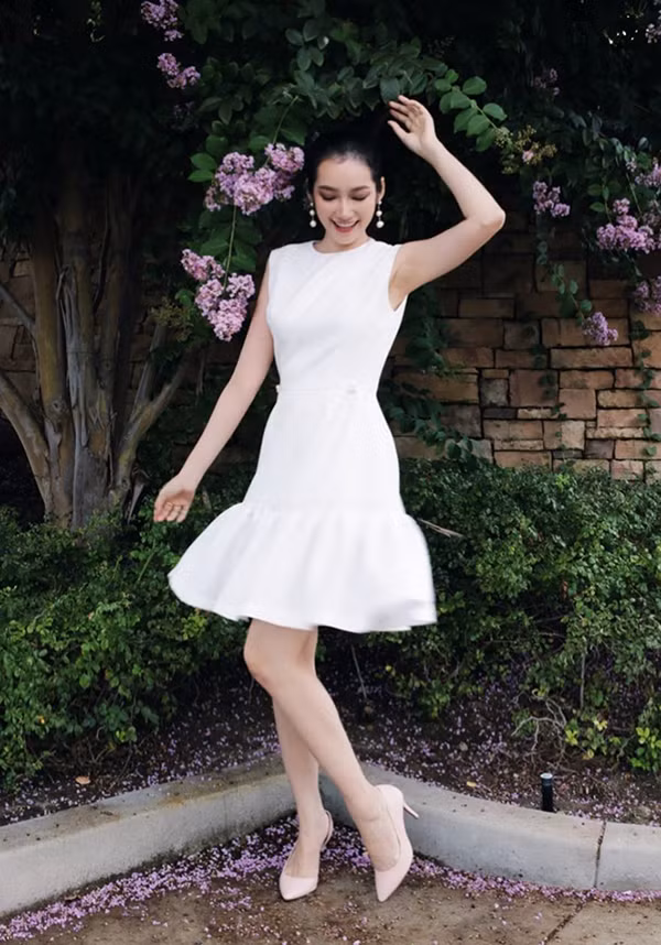Trúc Diễm xinh xắn với set đồ ton-sur-ton trắng cho đầm hạ eo, giày cao gót, hoa tai ngọc trai hợp trend.