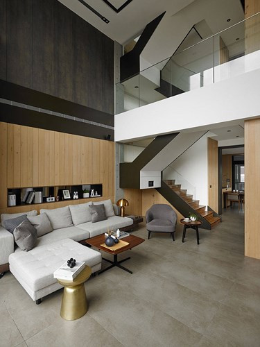 Cầu thang dốc đặt giữa phòng khách và nhà bếp. Cầu thang dốc đặt giữa phòng khách và nhà bếp.