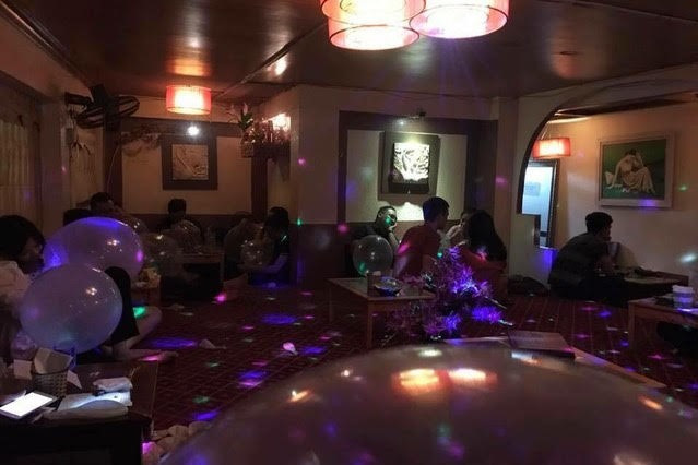  Giới trẻ chìm đắm trong bóng cười tại các quán cafe ở Hà Nội. Ảnh: PV