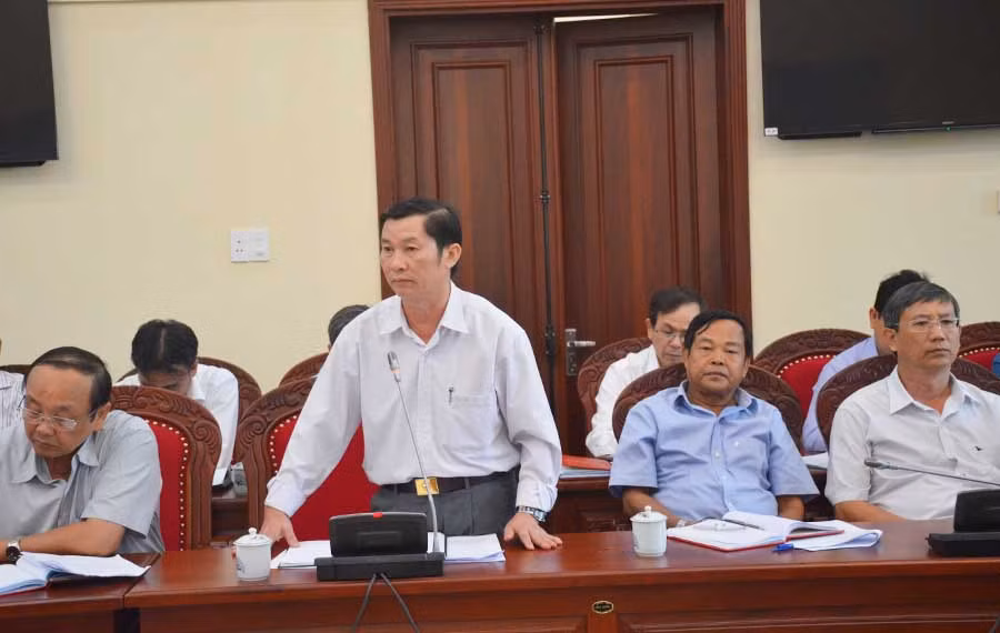  Ông Đoàn Bảy-Bí thư Huyện ủy Chư Pah-nêu thực trạng phá rừng trên địa bàn. Ảnh: Vĩnh Hoàng