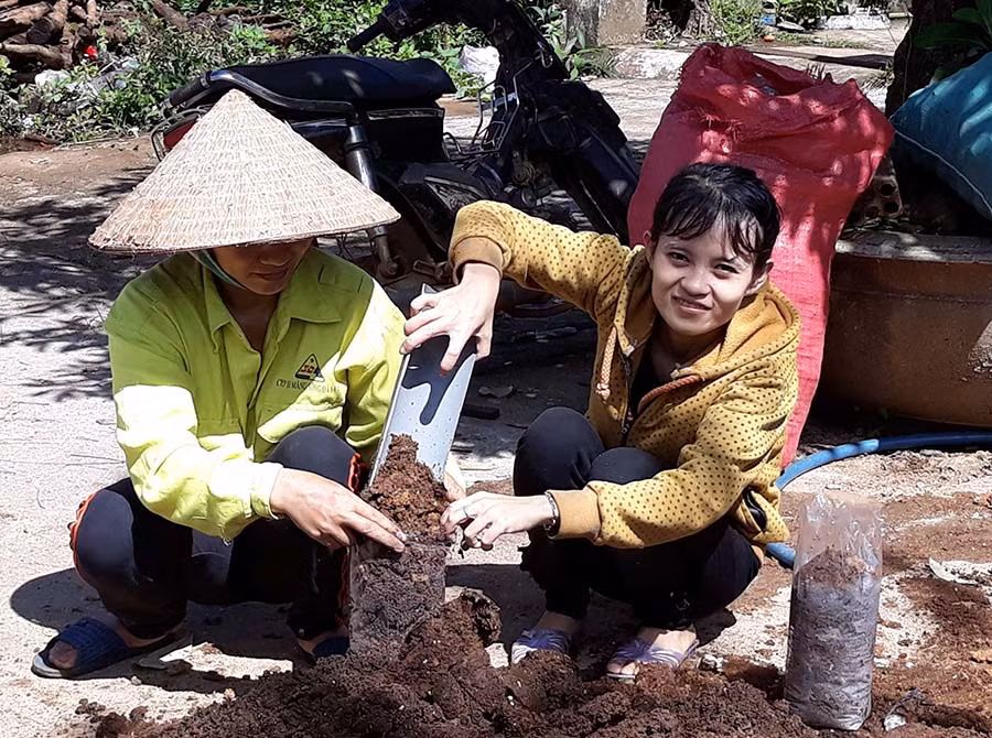 Chị Nguyễn Thị Hoài Phương (bên phải) hướng dẫn kỹ thuật làm phôi. Ảnh: Lê Hải