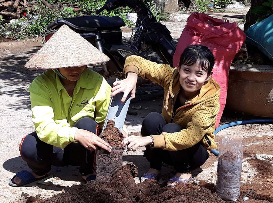 Chị Nguyễn Thị Hoài Phương (bên phải) hướng dẫn kỹ thuật làm phôi. Ảnh: Lê Hải