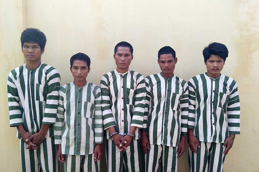 Nhóm 5 đối tượng Piao, Khui, Quang, Moan và Hải (từ trái qua) tại Cơ quan Công an. Ảnh: Văn Ngọc