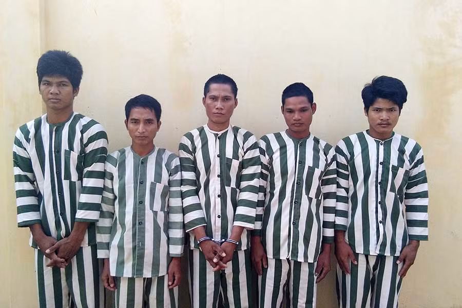 Nhóm 5 đối tượng Piao, Khui, Quang, Moan và Hải (từ trái qua) tại Cơ quan Công an. Ảnh: Văn Ngọc