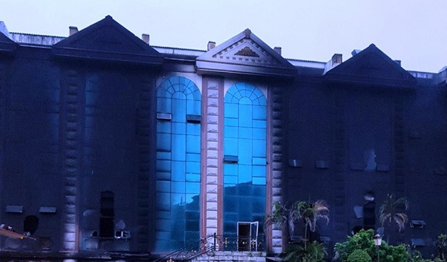 Tòa nhà bị nhuộm đen sau vụ cháy. Ảnh: Cẩm Lệ.