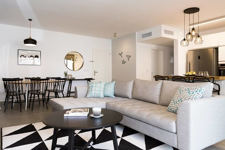  Giống như bao căn hộ chung cư khác, căn hộ 2 phòng ngủ cũng có phòng khách, phòng ăn và nhà bếp liền kề giúp bố mẹ có thể quan sát được con cái trong khi nấu nướng hay ngồi xem phim.