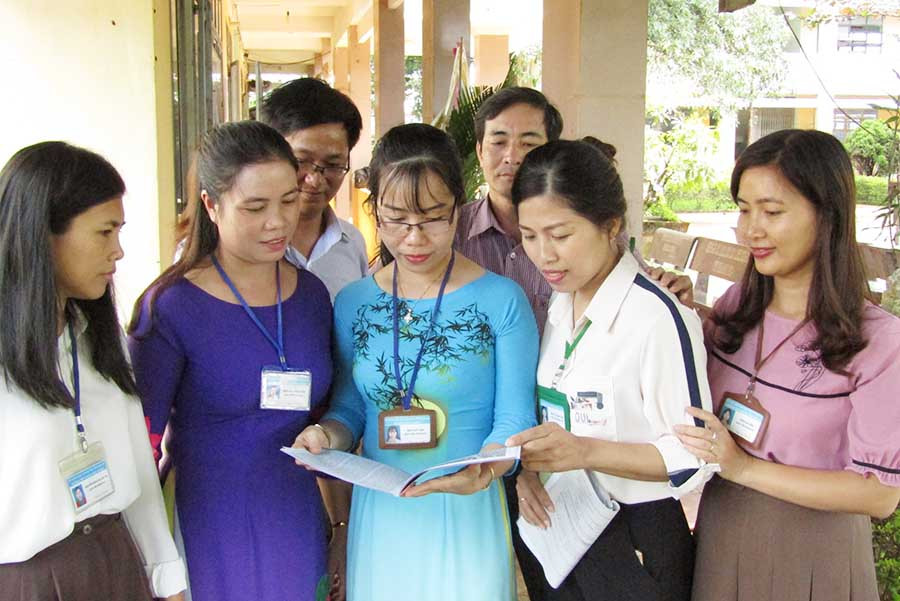  Giáo viên Trường THPT Huỳnh Thúc Kháng trao đổi kinh nghiệm chuyên môn. Ảnh: Lương Thanh