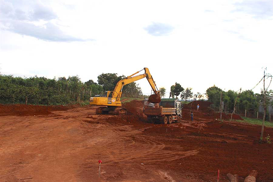 Dự án đường Hồ Chí Minh đoạn tránh Chư Sê đang được triển khai thi công. Ảnh: Hồng Thi Dự án đường Hồ Chí Minh đoạn tránh Chư Sê đang được triển khai thi công Ảnh Hồng Thi