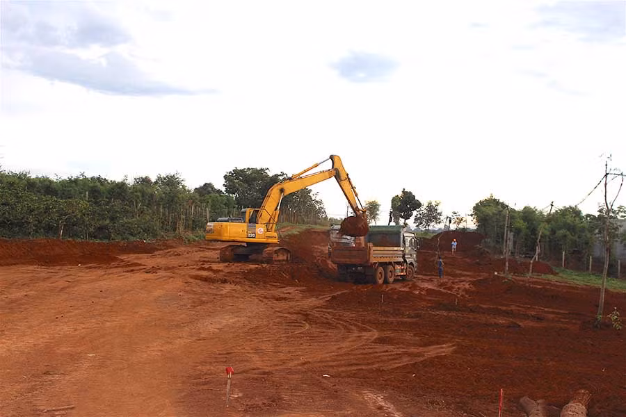  Dự án đường Hồ Chí Minh đoạn tránh Chư Sê đang được triển khai thi công Ảnh Hồng Thi