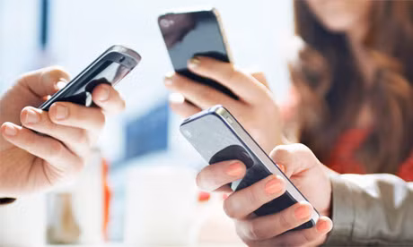 Thay vì chăm chăm vào điện thoại, bạn có thể trò chuyện với những người xung quanh. Ảnh: Deschide.