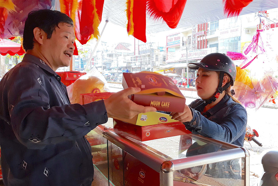 Sức mua bánh Trung thu những ngày cuối tăng mạnh. Ảnh: Hồng Thi