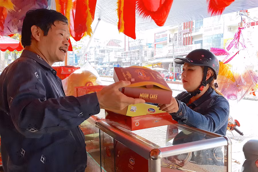 Sức mua bánh Trung thu những ngày cuối tăng mạnh. Ảnh: Hồng Thi