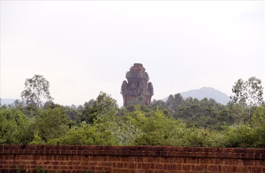 Cách trung tâm thành Đồ Bàn vài trăm mét, dấu tích còn nguyên vẹn của kinh đô vương quốc Chămpa là ngôi Tháp Cánh Tiên. Tháp được xây dựng vào thế kỷ 12, trên đỉnh một quả đồi thấp.