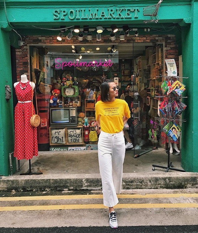 Thời gian gần đây, Thiên Trang theo đuổi phong cách trẻ trung, cá tính và năng động khi cắt bỏ mái tóc dài quen thuộc. Áo thun màu mù tạt trendy mix cùng quần cạp cao, ống rộng là set đồ quen thuộc của người đẹp khi xuống phố hay tham gia các chuyến du lịch ngắn ngày cùng bạn bè. Thời gian gần đây, Thiên Trang theo đuổi phong cách trẻ trung, cá tính và năng động khi cắt bỏ mái tóc dài quen thuộc. Áo thun màu mù tạt trendy mix cùng quần cạp cao, ống rộng là set đồ quen thuộc của người đẹp khi xuống phố hay tham gia các chuyến du lịch ngắn ngày cùng bạn bè.