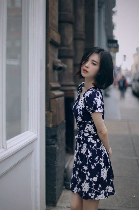 Khi không khí chuyển từ hè sang thu, váy in hoa vẫn là trang phục yêu chuộng của các nàng mê phong cách 'bánh bèo'. Chính vì thế, nhiều nhà mốt đã nhanh chóng cho ra các mẫu thiết kế hợp mốt, hợp mùa để chị em thoả sức mix đồ.