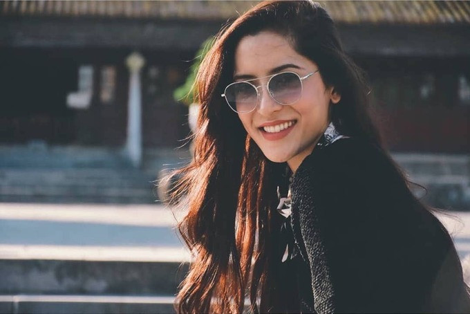 Pinky bén duyên với điện ảnh khi mới 7 tuổi. Ngoài 30 tuổi, cô đã có trong tay hàng chục vai diễn lớn nhỏ. Khán giả Việt Nam có thể xem những bộ phim mà Savika góp mặt như Bản nhạc định mệnh, Những căn phòng bí ẩn, Lưới tình catwalk, Trái tim băng giá...