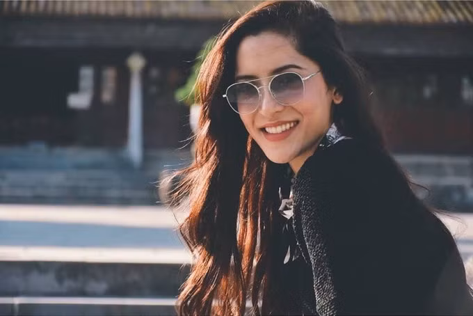 Pinky bén duyên với điện ảnh khi mới 7 tuổi. Ngoài 30 tuổi, cô đã có trong tay hàng chục vai diễn lớn nhỏ. Khán giả Việt Nam có thể xem những bộ phim mà Savika góp mặt như Bản nhạc định mệnh, Những căn phòng bí ẩn, Lưới tình catwalk, Trái tim băng giá...