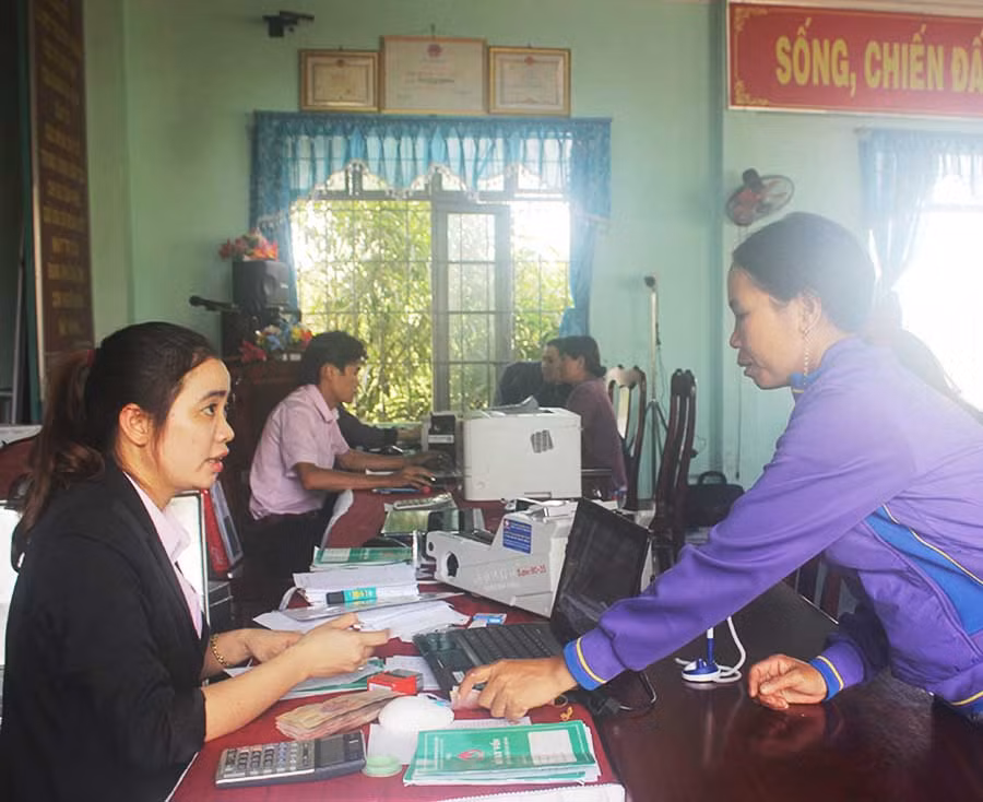  Một phiên giao dịch tín dụng chính sách tại xã Tân An, huyện Đak Pơ. Ảnh: S.C