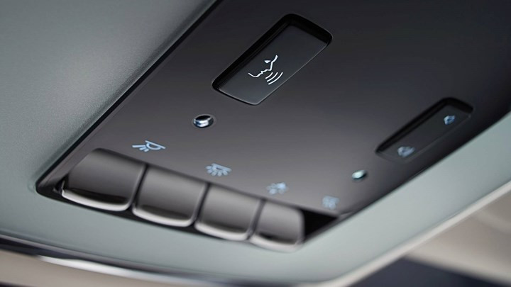 Tùy chọn này cũng cung cấp khả năng cách âm đặc biệt, hành khách phía sau khi cần sẽ có nút giúp kết nối liên lạc với tài xế. 