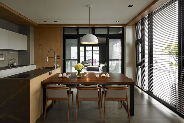 Thay vì chọn tường làm bằng bê tông, kiến trúc sư đã sử dụng chiếc cửa trượt dạng lá sách để điều tiết ánh sáng cho khu vực nhà bếp Thay vì chọn tường làm bằng bê tông, kiến trúc sư đã sử dụng chiếc cửa trượt dạng lá sách để điều tiết ánh sáng cho khu vực nhà bếp