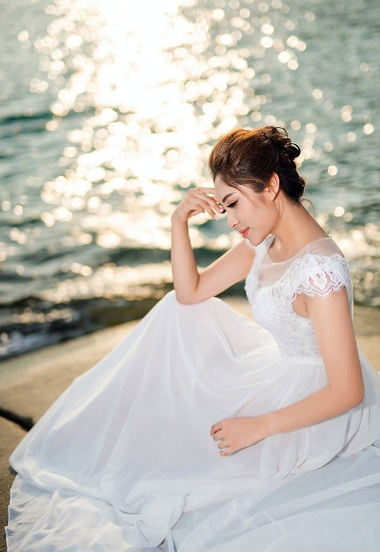 Cô đem theo tám bộ áo cưới được thiết kế riêng. Người đẹp cho biết khâu khó khăn nhất là vận chuyển vì mỗi bộ váy đã chiếm hết một chiếc valy. Cô đem theo tám bộ áo cưới được thiết kế riêng. Người đẹp cho biết khâu khó khăn nhất là vận chuyển vì mỗi bộ váy đã chiếm hết một chiếc valy.