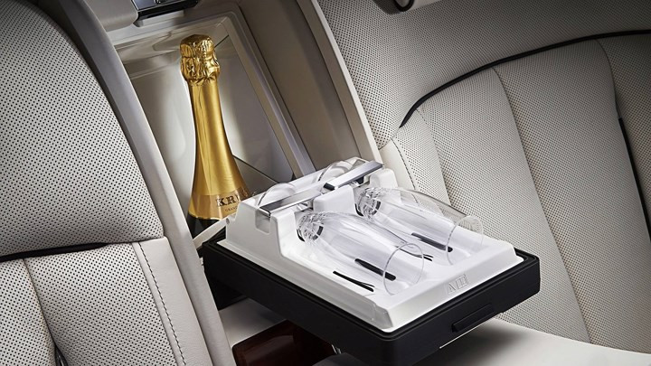 Hộc lạnh đủ để chai rượu vang và hai ly.