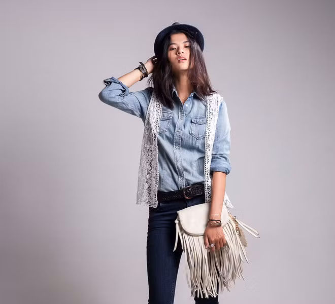  Cao Thiên Trang được đánh giá là một trong những người mẫu trẻ tiềm năng của thời trang Việt khi được các nhà thiết kế trong và ngoài nước “chọn mặt gửi vàng” cho nhiều show diễn lớn. Gương mặt đậm nét Á Đông cùng chiều cao 1m77 giúp chân dài họ Cao biến hóa đa dạng với nhiêu phong cách: cá tính, năng động, vintage, nữ tính, quyến rũ. 