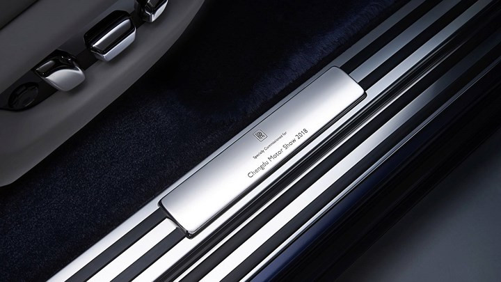  Ốp bậc ngay ngưỡng cửa xe được thiết kế tinh tế và trau chuốt.