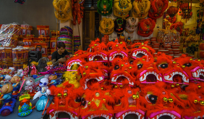 Theo một chủ cửa hàng bán đồ chơi trên phố Hàng Mã, năm nay đồ chơi truyền thống trong nước như mặt nạ giấy bồi, đầu sư tử, trống con được ưa chuộng hơn những đồ chơi xuất xứ Trung Quốc.
