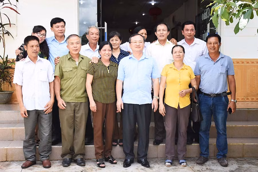 Bí thư Tỉnh ủy Hưng Yên Đỗ Tiến Sỹ chụp hình lưu niệm với các hộ dân người Hưng Yên sinh sống và làm ăn tại xã Ia Lâu, Ia Piơr, huyện Chư Prông. Ảnh: Minh Dung