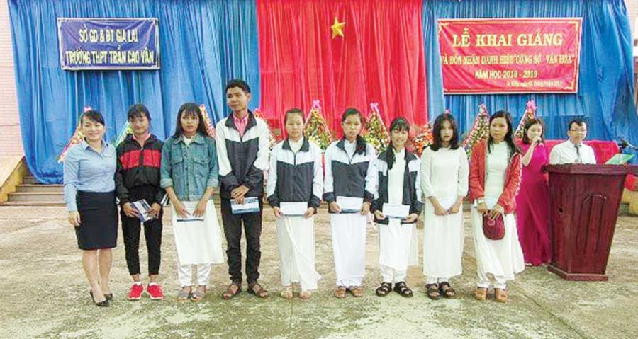  Tặng học bổng cho các em học sinh tại lễ khai giảng năm học 2018-2019. Ảnh: P.L