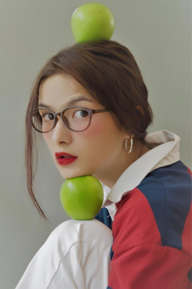  Thiếu nữ Đà Lạt hâm mộ thủ môn Bùi Tiến Dũng vì sau nhiều lần theo dõi các trận đấu, Thảo rất ấn tượng với những pha bắt bóng cực chuẩn của chàng thủ môn xứ Thanh. Trước khi vào tứ kết của Asiad 2018, thủ môn Bùi Tiến Dũng đã xuất sắc không để lọt lưới bàn nào.