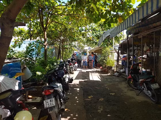 Người dân địa phương hiếu kỳ theo dõi sự việc