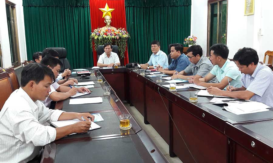  Chủ tịch UBND huyện Đak Đoa Lê Viết Phẩm làm việc với Công ty cổ phần Hiệp hội doanh nghiệp Đak Đoa về dự án trồng cây sachi ở Hà Đông. Ảnh: Đ.Y