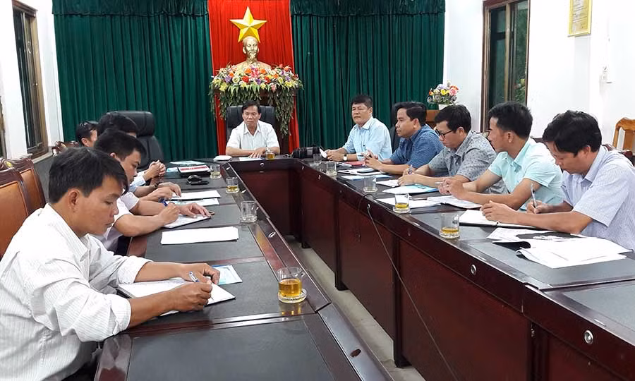  Chủ tịch UBND huyện Đak Đoa Lê Viết Phẩm làm việc với Công ty cổ phần Hiệp hội doanh nghiệp Đak Đoa về dự án trồng cây sachi ở Hà Đông. Ảnh: Đ.Y