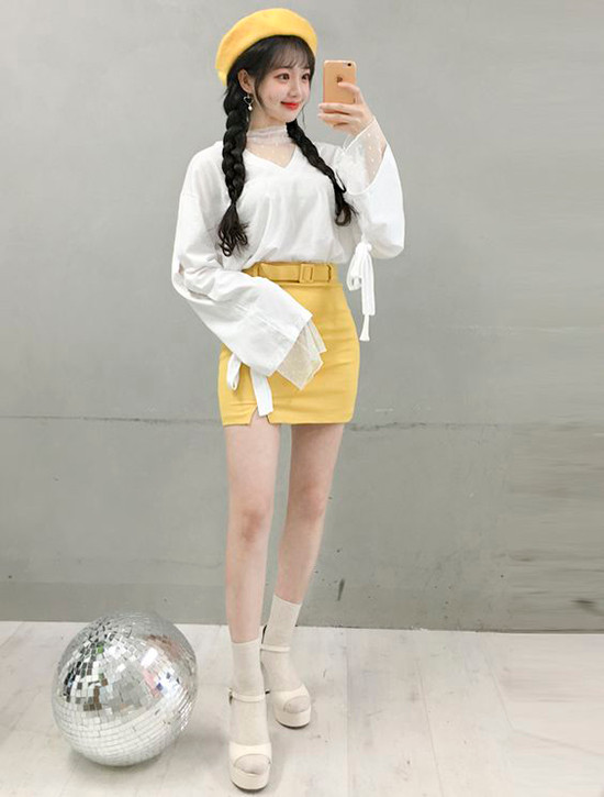 Cách phối hợp hai tông màu vàng mù tạt và trắng thường được các fashionista xứ Hàn yêu thích. Công thức này mang lại sử trẻ trung và giúp họ tôn làn da sáng. Cách phối hợp hai tông màu vàng mù tạt và trắng thường được các fashionista xứ Hàn yêu thích. Công thức này mang lại sử trẻ trung và giúp họ tôn làn da sáng.