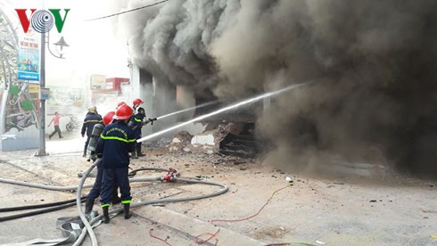 Lực lượng cứu hỏa nỗ lực dập lửa Lực lượng cứu hỏa nỗ lực dập lửa