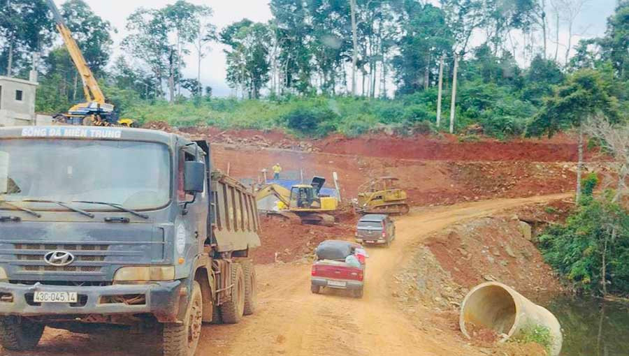  Làm đường vào xã Kon Pne. Ảnh: Đoàn Minh Phụng