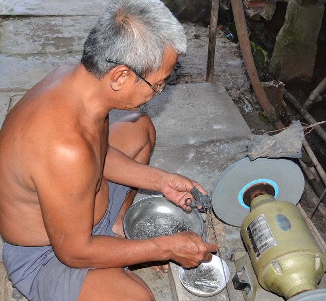 Công đoạn mài lưỡi câu