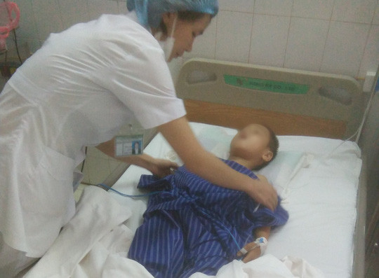 Bệnh nhi Phùng Văn T. đang được các bác sĩ điều trị tích cực - Ảnh:: Bác sĩ cung cấp Bệnh nhi Phùng Văn T. đang được các bác sĩ điều trị tích cực - Ảnh:: Bác sĩ cung cấp